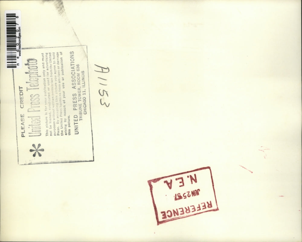 1957 Press Photo Demonstrators destroy the small government storage warehouse