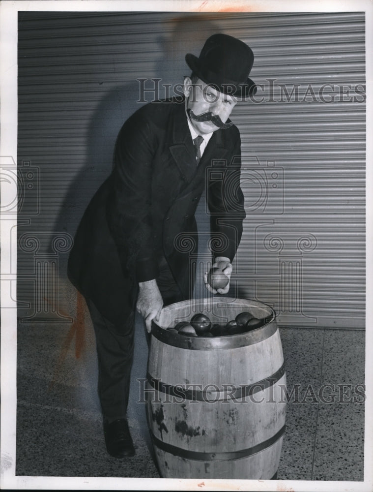Load image into Gallery viewer, 1959 Press Photo Dick Svoboda gathering apples in General Store
