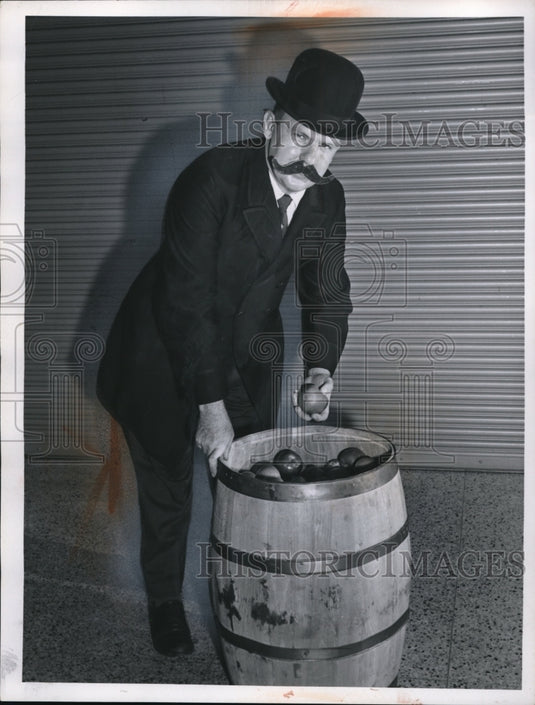 1959 Press Photo Dick Svoboda gathering apples in General Store