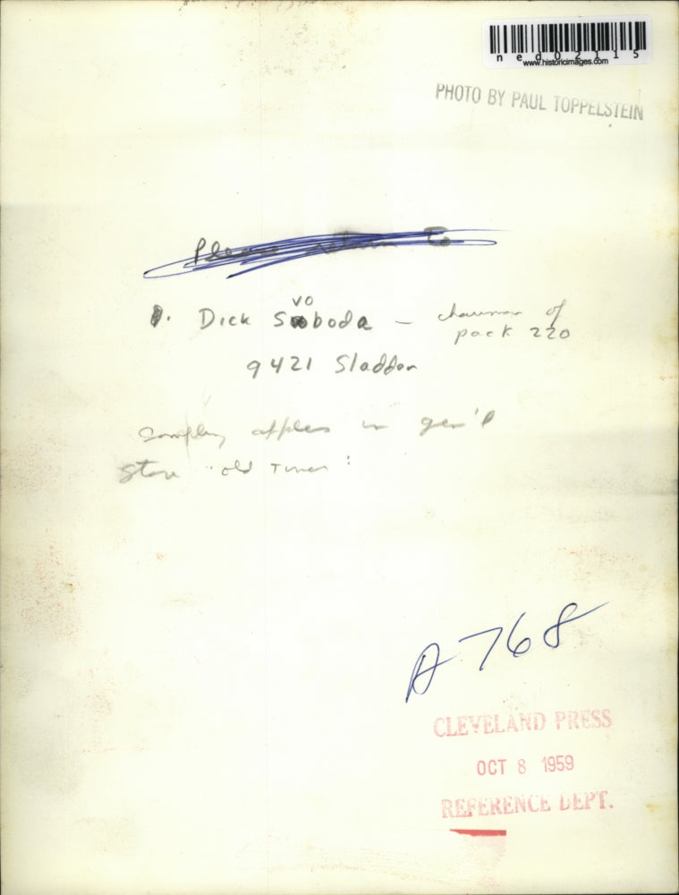 1959 Press Photo Dick Svoboda gathering apples in General Store