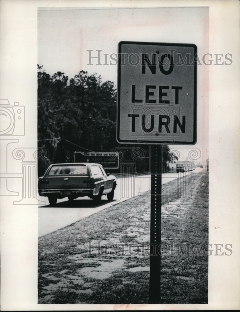 Load image into Gallery viewer, 1969 Press Photo No Left Turn takes a good second look
