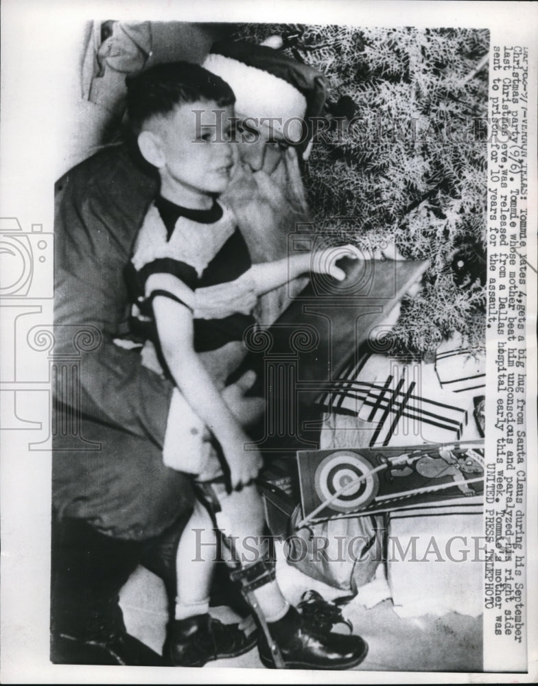 1952 Press Photo Tommy Yates enjoys a Santa hug - ned02124