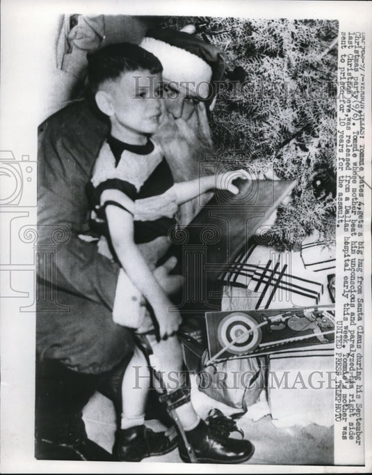 1952 Press Photo Tommy Yates enjoys a Santa hug - ned02124