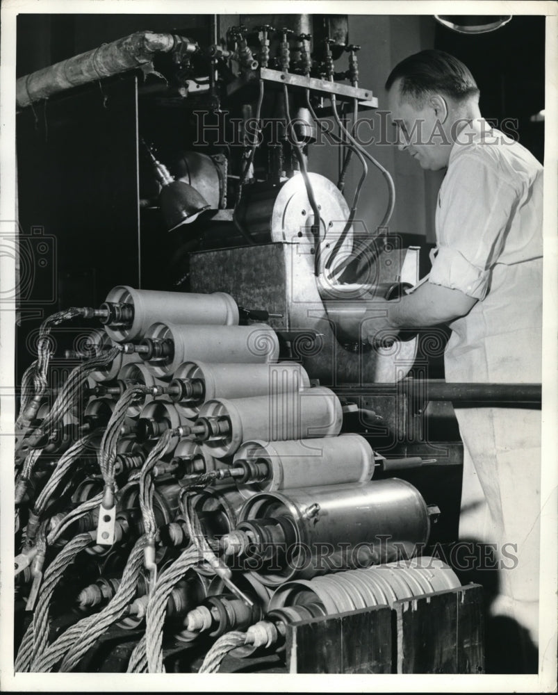 1943 Press Photo The electric tubes produced at the Westinghouse Lamp Division