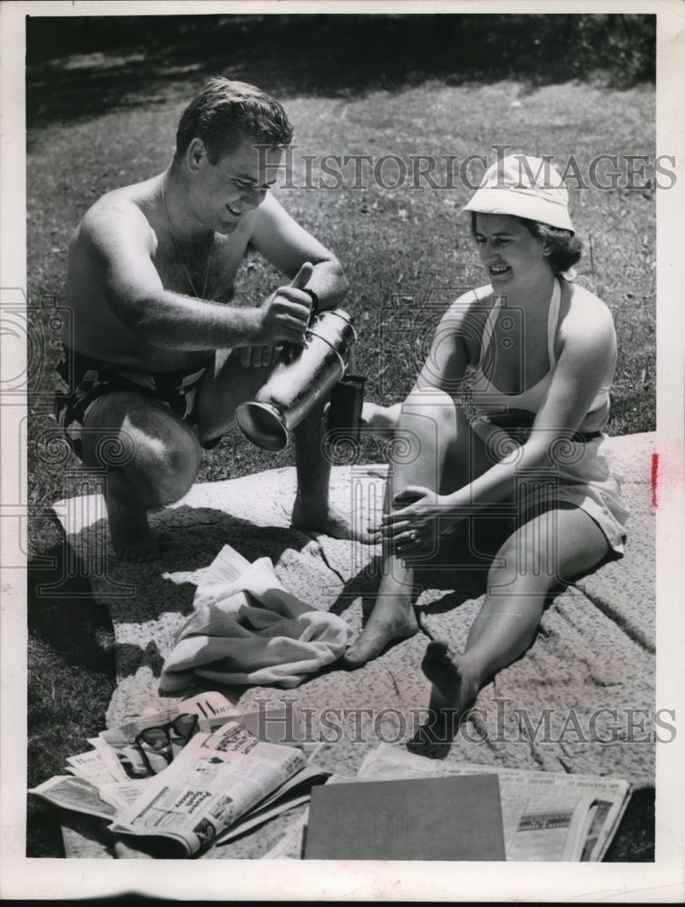 Load image into Gallery viewer, 1952 Press Photo Mr. and Mrs. Grossman enjoy a date in the Forest Hills Park
