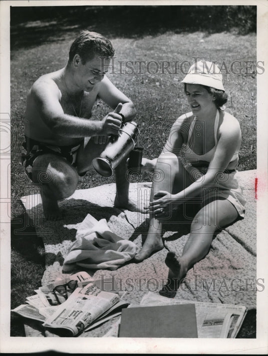 1952 Press Photo Mr. and Mrs. Grossman enjoy a date in the Forest Hills Park
