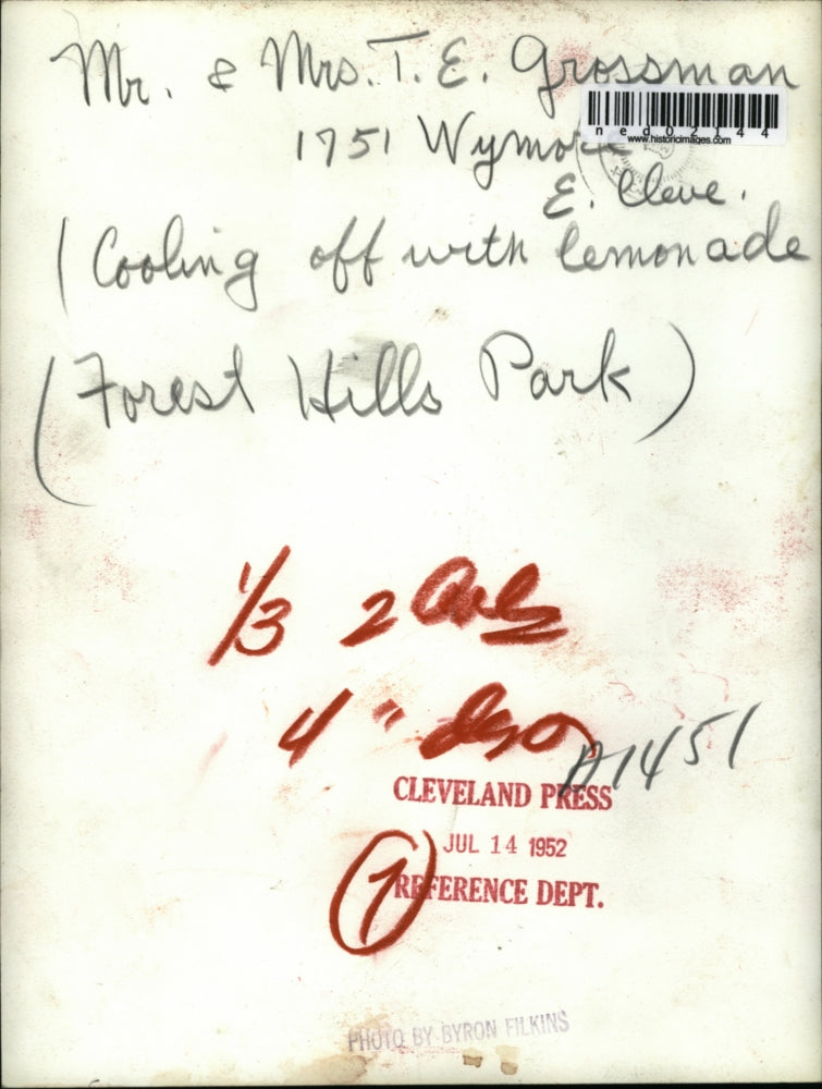 1952 Press Photo Mr. and Mrs. Grossman enjoy a date in the Forest Hills Park