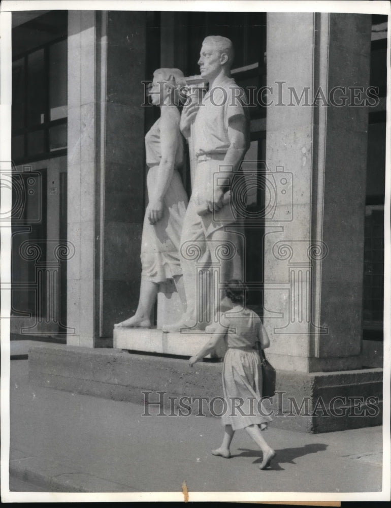 Load image into Gallery viewer, 1957 Press Photo Fire brigade needed to hang a flag on the pole of the statue
