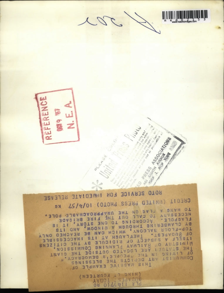 1957 Press Photo Fire brigade needed to hang a flag on the pole of the statue