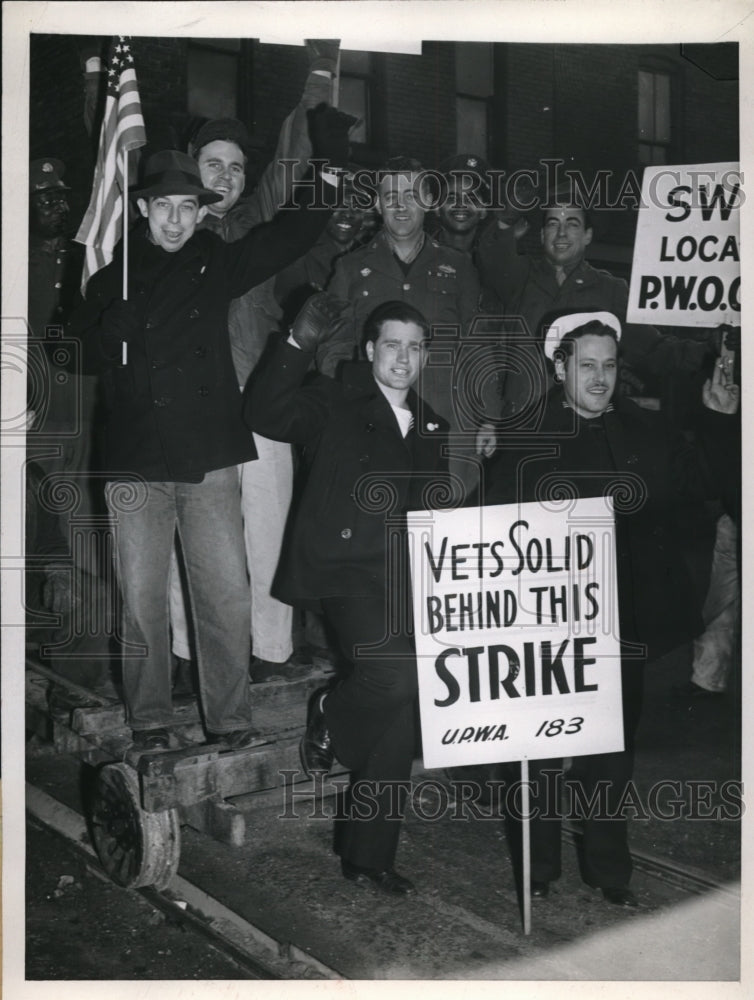 1946 Press Photo Former service men joined fellow workers on a strike at Swift