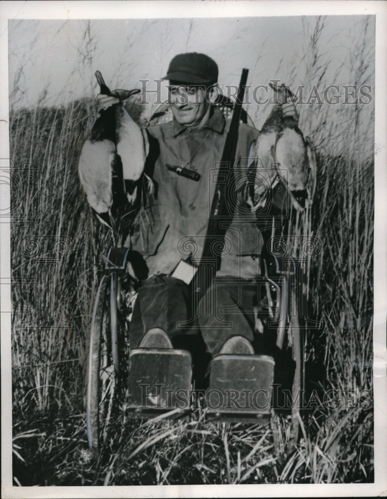 1952 Press Photo Sacred Heart Minn Leonard Zimmer displays 4 mallards