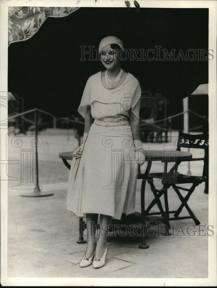 Press Photo Mrs. Walter Hagens sitting on a table - ned02213