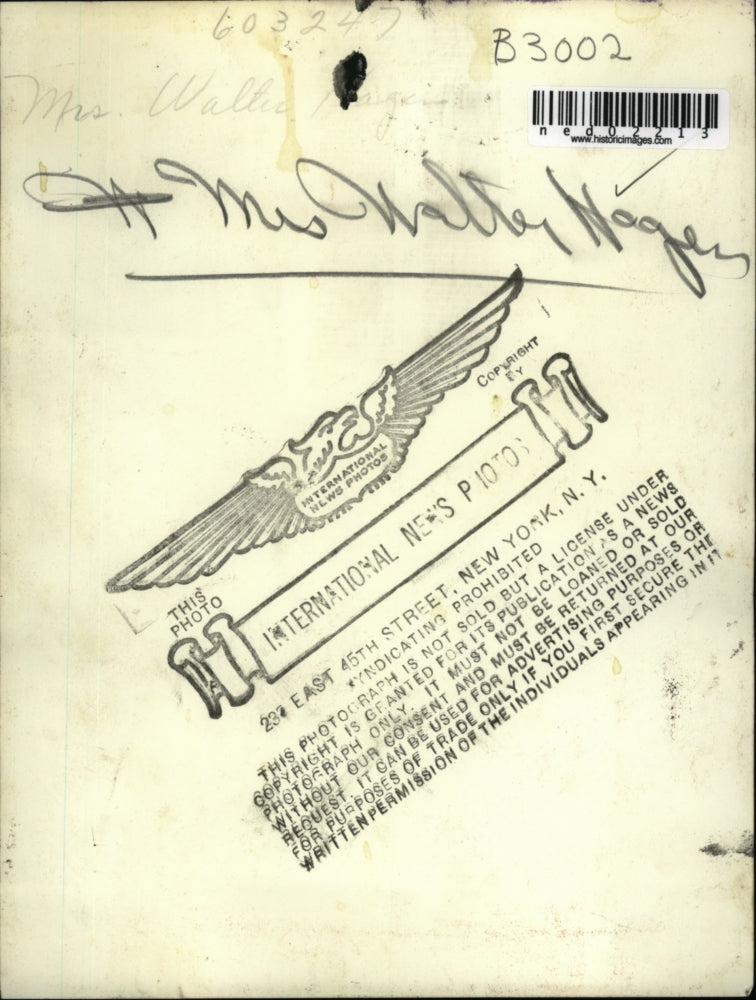 Press Photo Mrs. Walter Hagens sitting on a table - ned02213