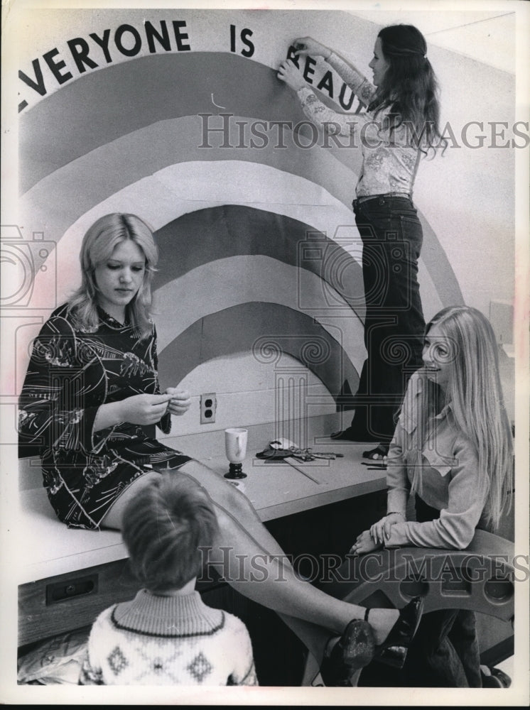Load image into Gallery viewer, 1975 Press Photo Ladies decorating the center
