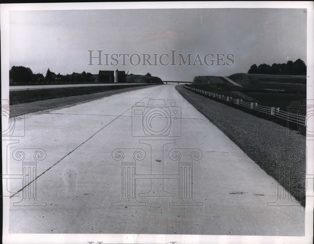 1955 Press Photo Two section level of the Ohio Turnpike.