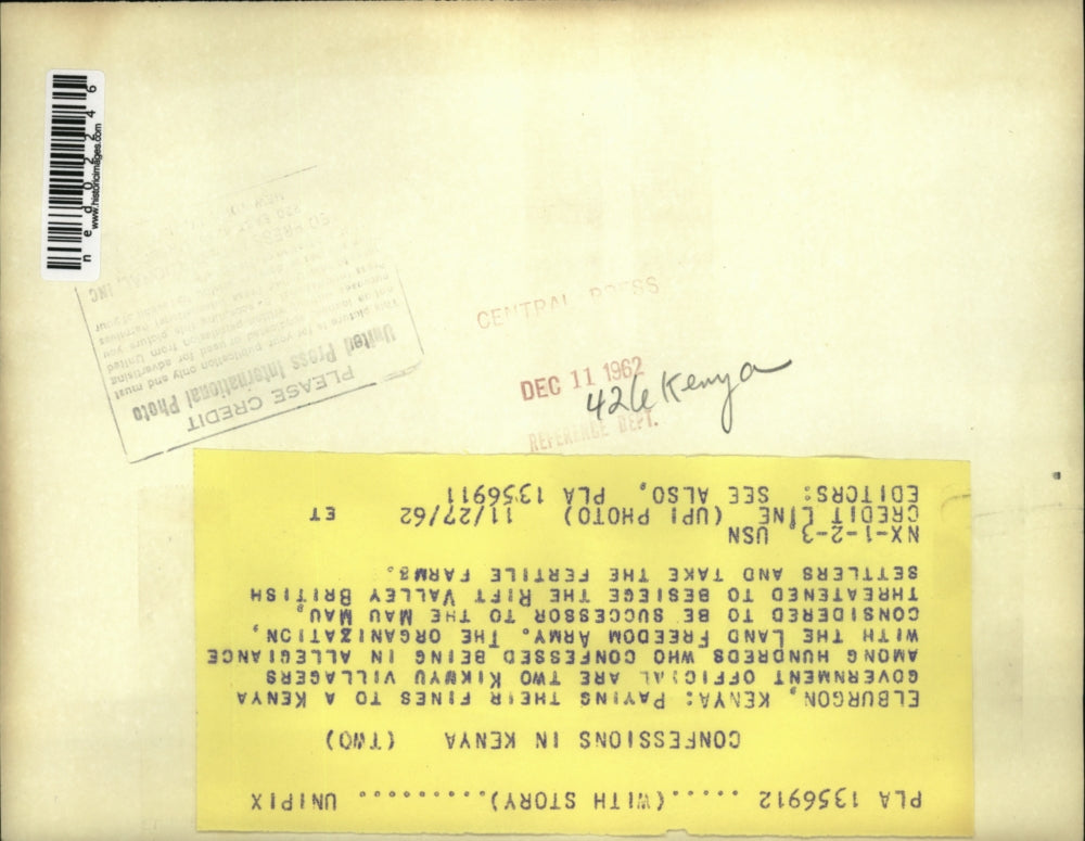 1962 Press Photo Two Kikuyu Villagers paying their fines to a Kenya official.