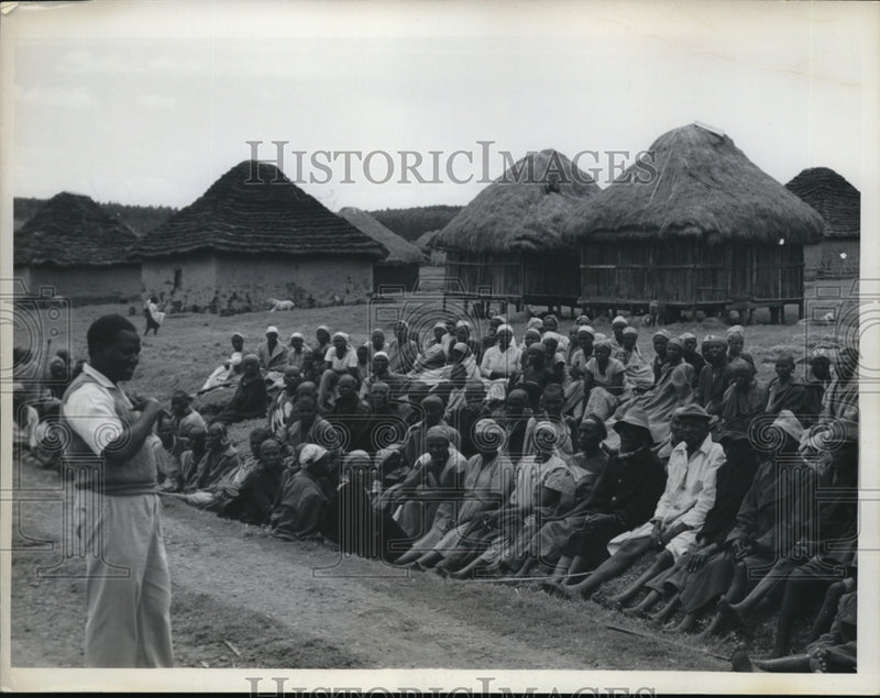 Load image into Gallery viewer, 1962 Press Photo Elliud Mehihu trying to get villagers to confess
