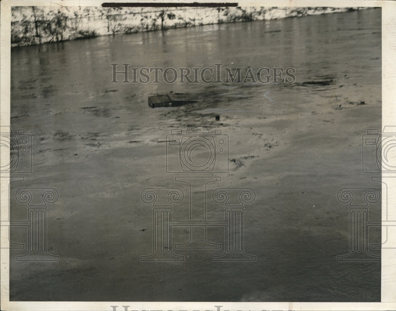 Load image into Gallery viewer, 1936 Press Photo House sweeping down river past Sleubenville
