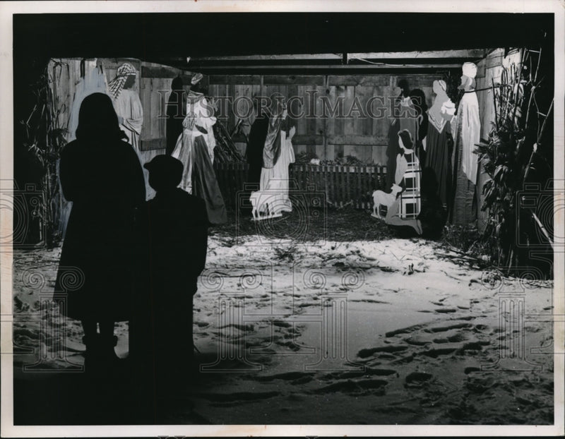 Load image into Gallery viewer, 1958 Press Photo The Holy family at the Heights Christian Church

