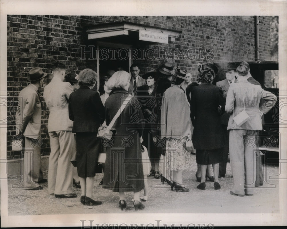 1939 Press Photo Long lines of couples waiting to get married at the registry
