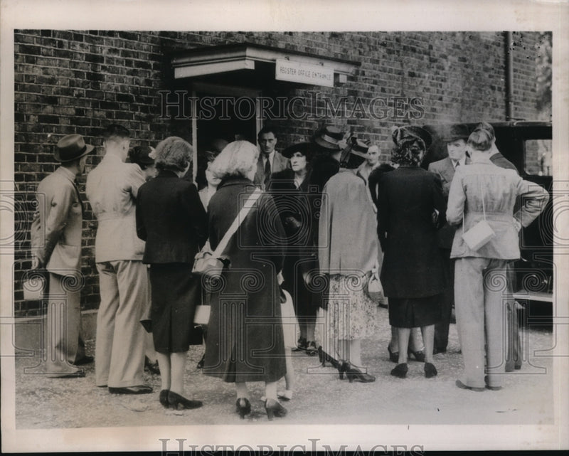 Load image into Gallery viewer, 1939 Press Photo Long lines of couples waiting to get married at the registry
