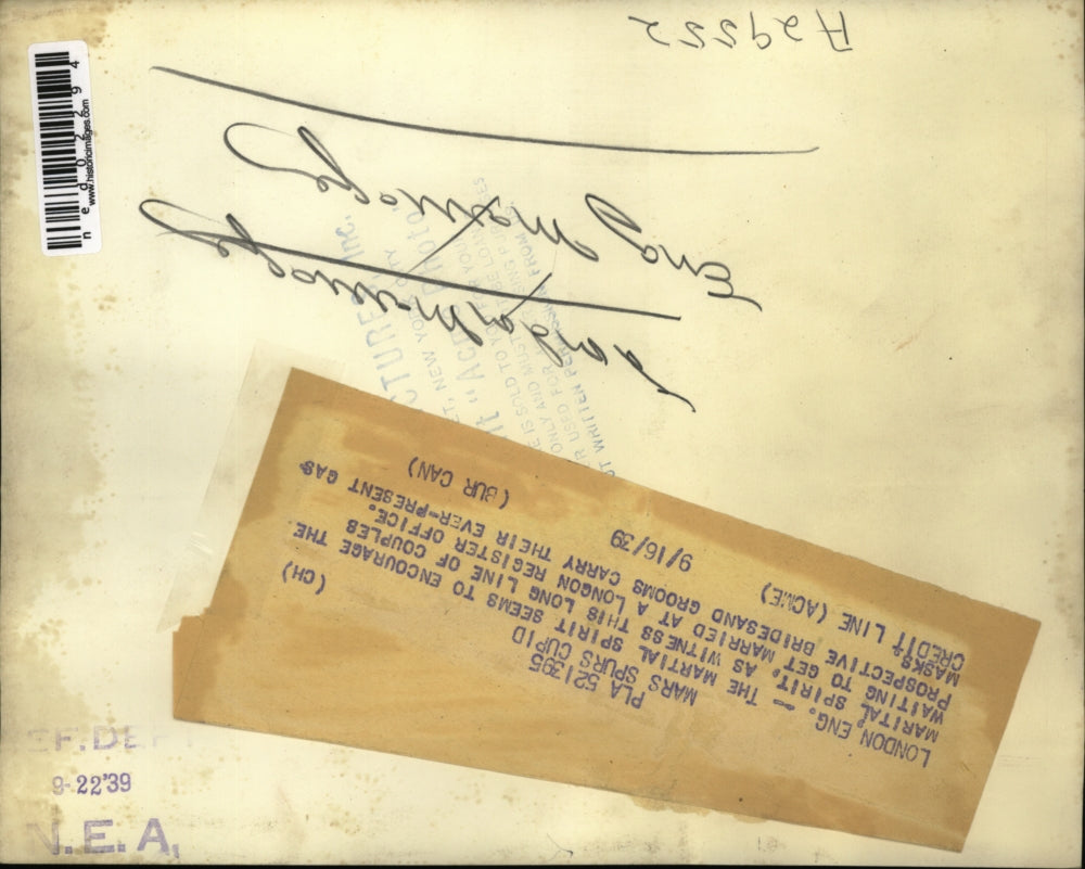 1939 Press Photo Long lines of couples waiting to get married at the registry