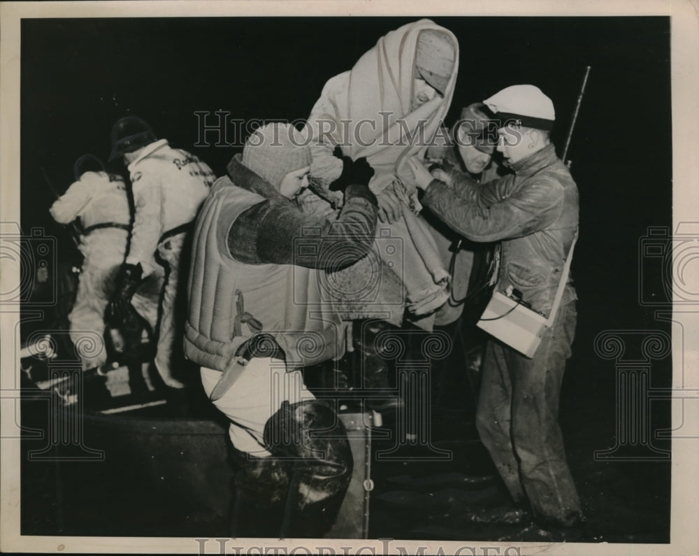 1940 Press Photo Rock Island Ill Duck hunters H Zierke rescued when boat sunk