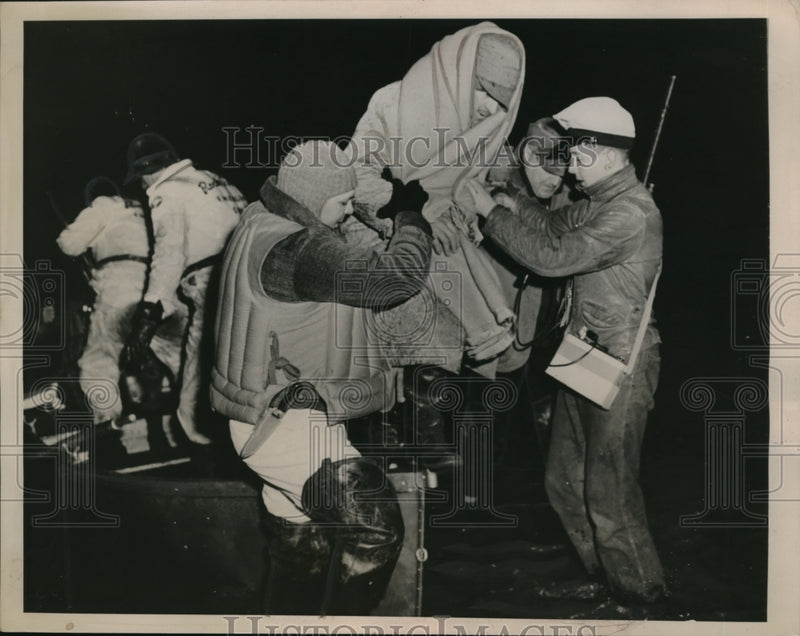 Load image into Gallery viewer, 1940 Press Photo Rock Island Ill Duck hunters H Zierke rescued when boat sunk
