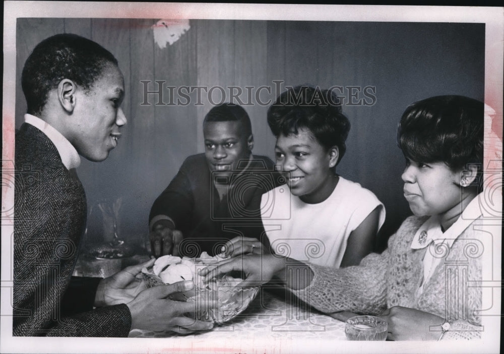 1968 Press Photo Four Youngster having snack and drinks.