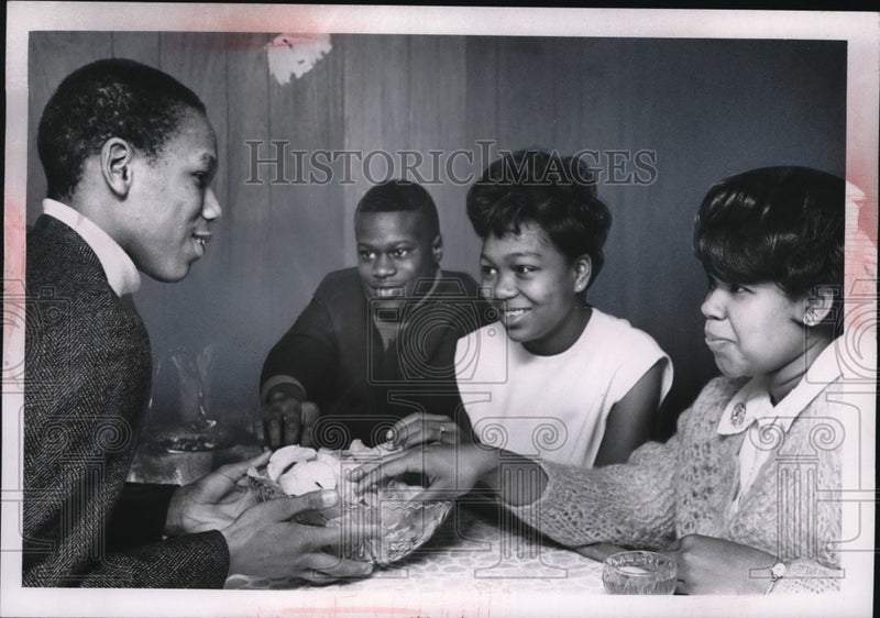 Load image into Gallery viewer, 1968 Press Photo Four Youngster having snack and drinks.
