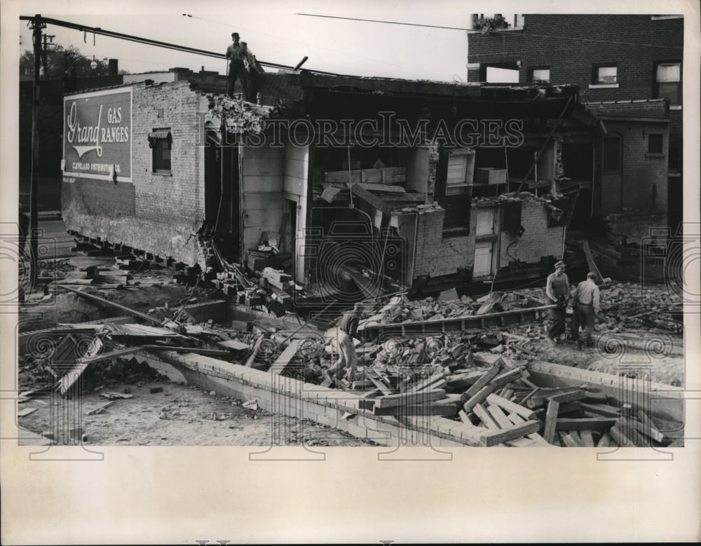 1948 Press Photo Workers demolis abuilding in Cleveland Ohio