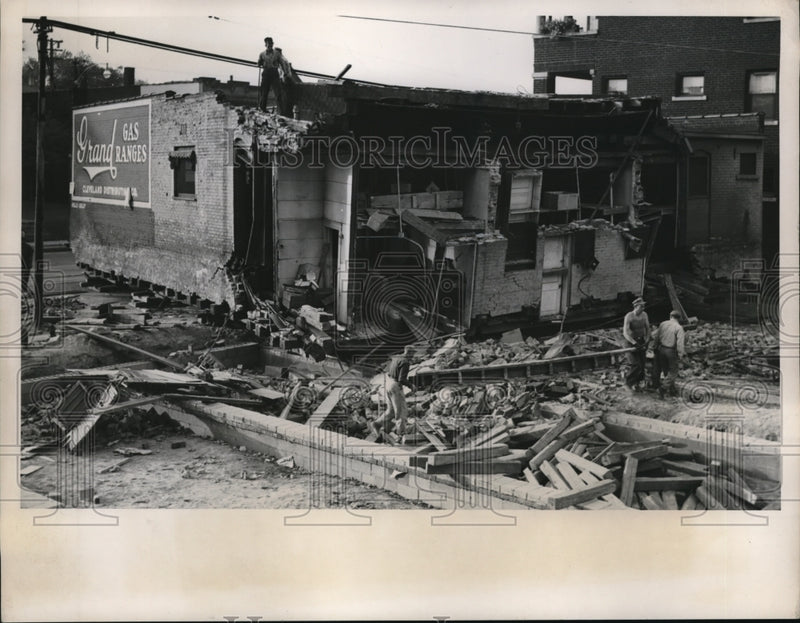 Load image into Gallery viewer, 1948 Press Photo Workers demolis abuilding in Cleveland Ohio
