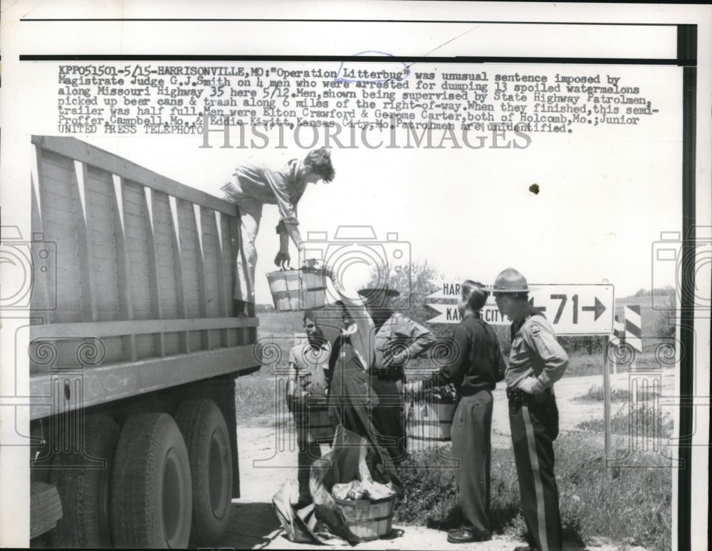 1957 Press Photo State Highway Patrolmen supervised men of picking up trashes