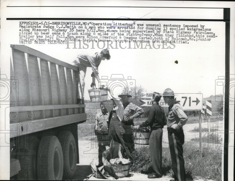 Load image into Gallery viewer, 1957 Press Photo State Highway Patrolmen supervised men of picking up trashes
