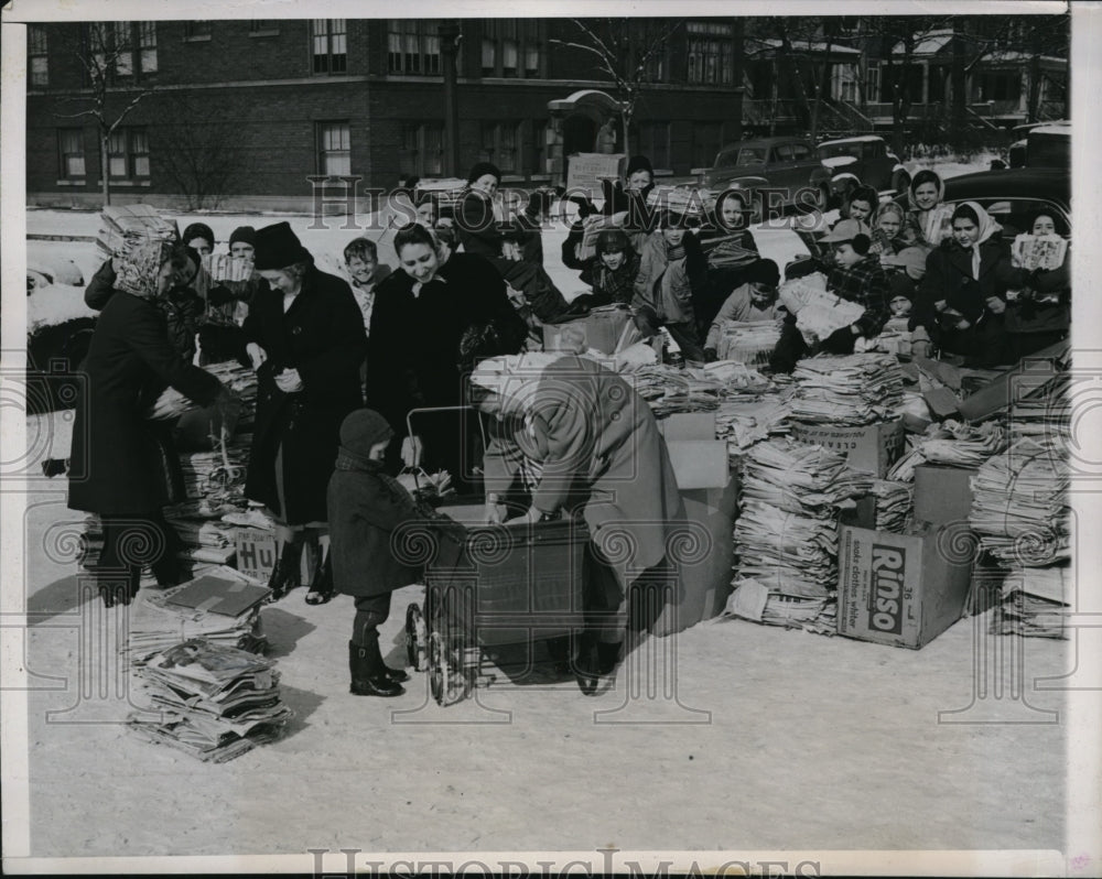 1948 Press Photo JTA members and students of Bradwell collects waste paper