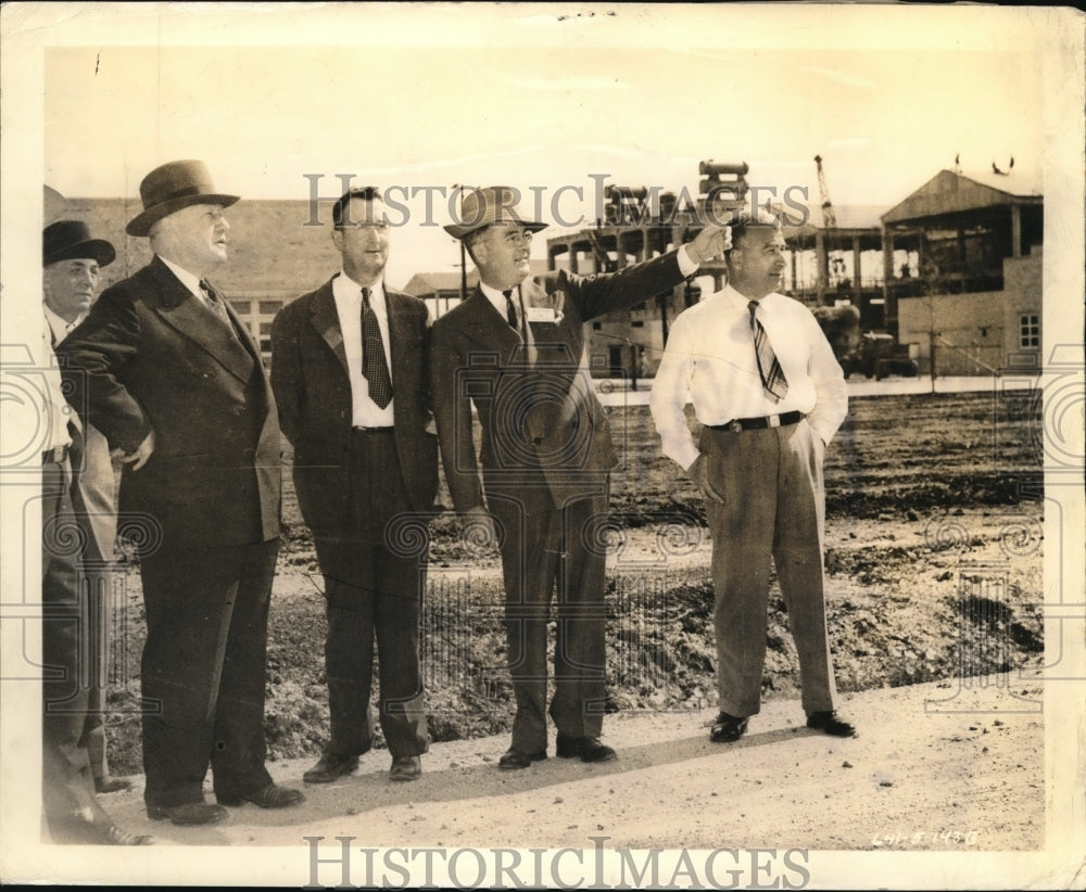 1943 Press Photo Akron Ohio Goodyear Tire & Rubber Co Wm Jeffers, WD LaDue