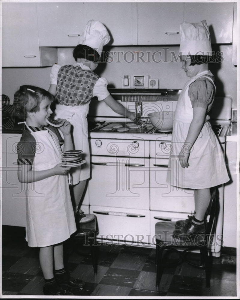 1957 Press Photo Mooseheart Ill Linda Williams, Marie Reason, Connie McGee