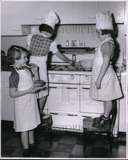 1957 Press Photo Mooseheart Ill Linda Williams, Marie Reason, Connie McGee