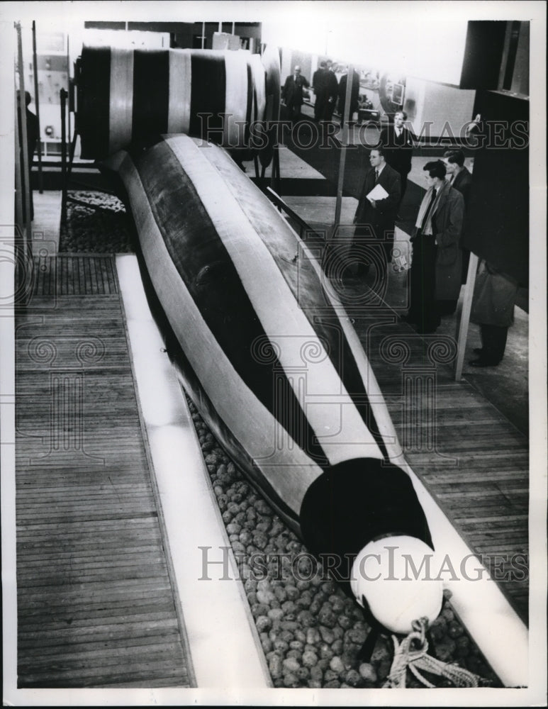 Load image into Gallery viewer, 1960 Press Photo London England collapsible barge at exhibition - ned02432
