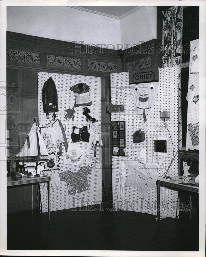 Load image into Gallery viewer, 1959 Press Photo Craft carnival display at A mall in Cleveland Ohio - ned02533
