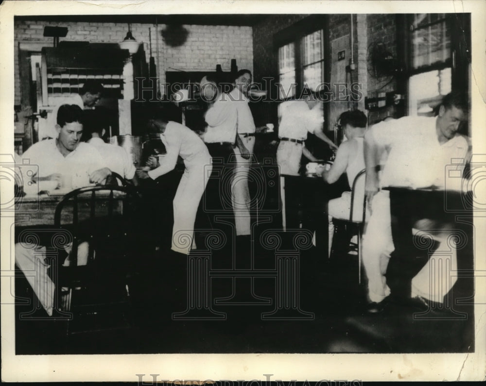 1934 Press Photo Knoxville TN Aluminum Compan of America workers at lunch