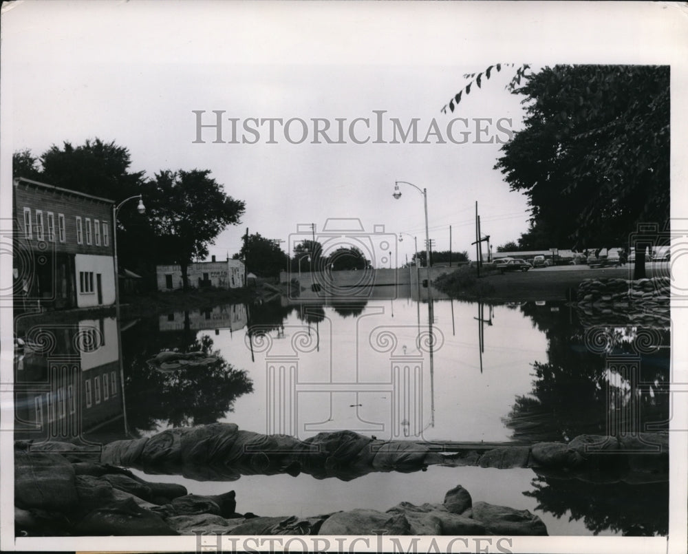 1951 Press Photo Lawrence Kan rising flood waters submerge overpass