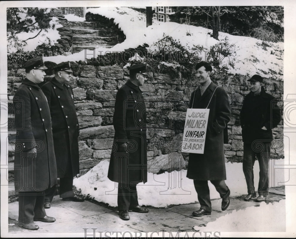 1946 Press Photo Philadelphia Pa Home of JUdge Byron Milner picketed