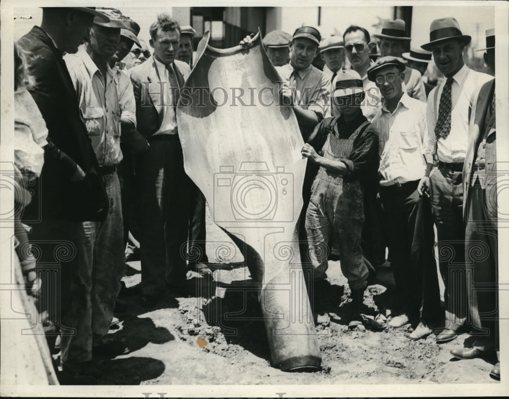 1932 Press Photo Ammonia tanker explosion debris