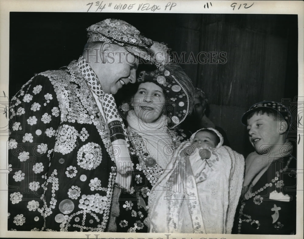 1962 Press Photo London George F Hitchen & wife Sadie & baby at christening