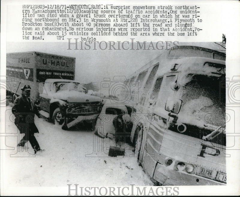 Load image into Gallery viewer, 1971 Press Photo Weymouth Mass multi vehichle pileup in a snowstorm
