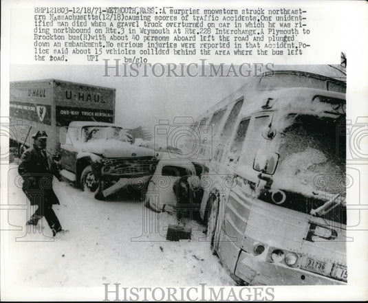 1971 Press Photo Weymouth Mass multi vehichle pileup in a snowstorm