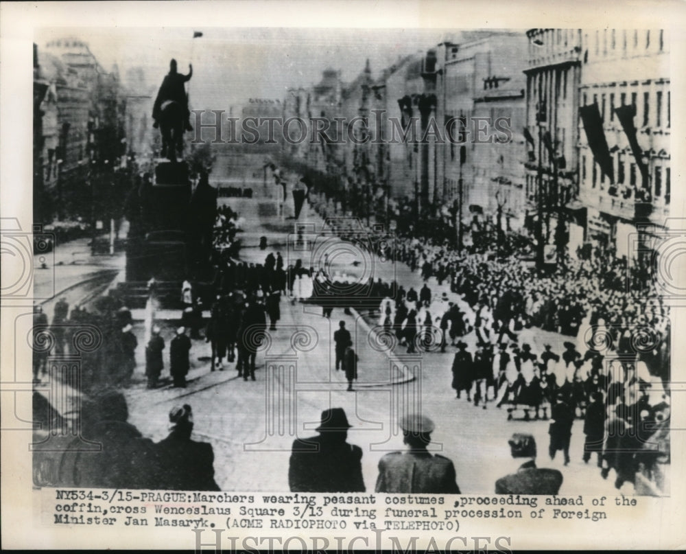 1948 Press Photo Prague, Czech marchers in peasant costumes during a funeral