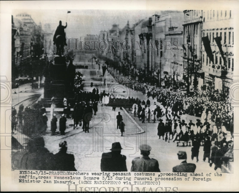 Load image into Gallery viewer, 1948 Press Photo Prague, Czech marchers in peasant costumes during a funeral
