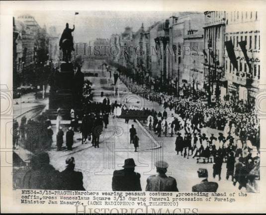1948 Press Photo Prague, Czech marchers in peasant costumes during a funeral